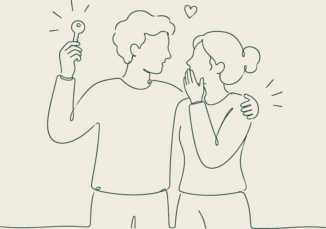 Un couple heureux tenant la clé de son futur logement